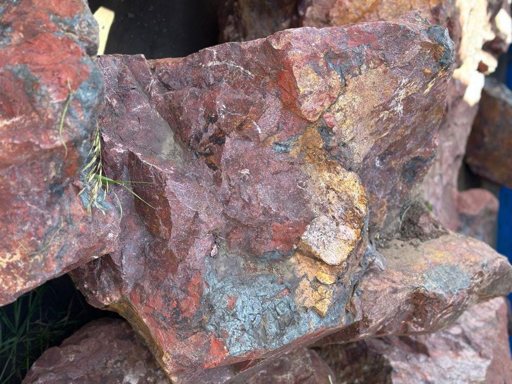 Камни для ландшафтного дизайна красно-фиолетовые 10-60 килограмм купить в Клине