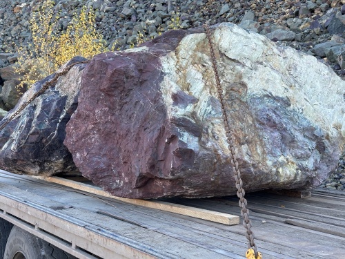 Огромные красно-фиолетовые валуны для ландшафтного дизайна весом более 5 тонн купить в Клине