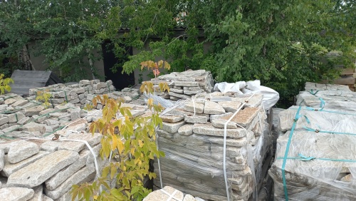 Плитняк галтованный гранитный для ландшафтного дизайна купить в Клине