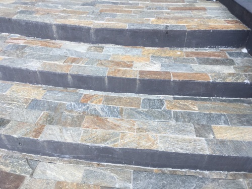 Плитка из Златолита Уральского для лестницы купить в Клине