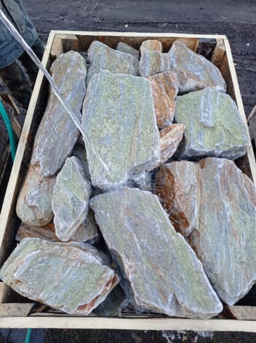 Златолит жёлтый, жёлто-зелёный глыбки и валуны для ланшафтного дизайна купить в Клине
