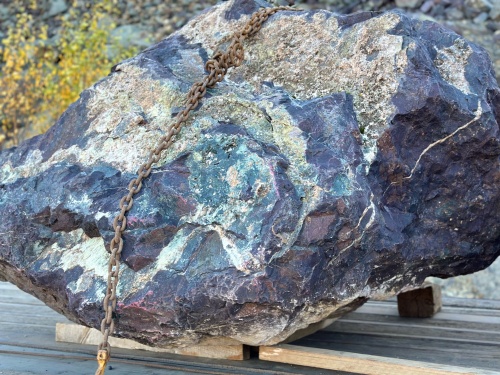 Огромные красно-фиолетовые валуны для ландшафтного дизайна весом более 5 тонн купить в Клине