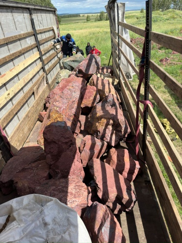 Ландшафтные глыбы красно-фиолетовые 200-1000 килограмм купить в Клине