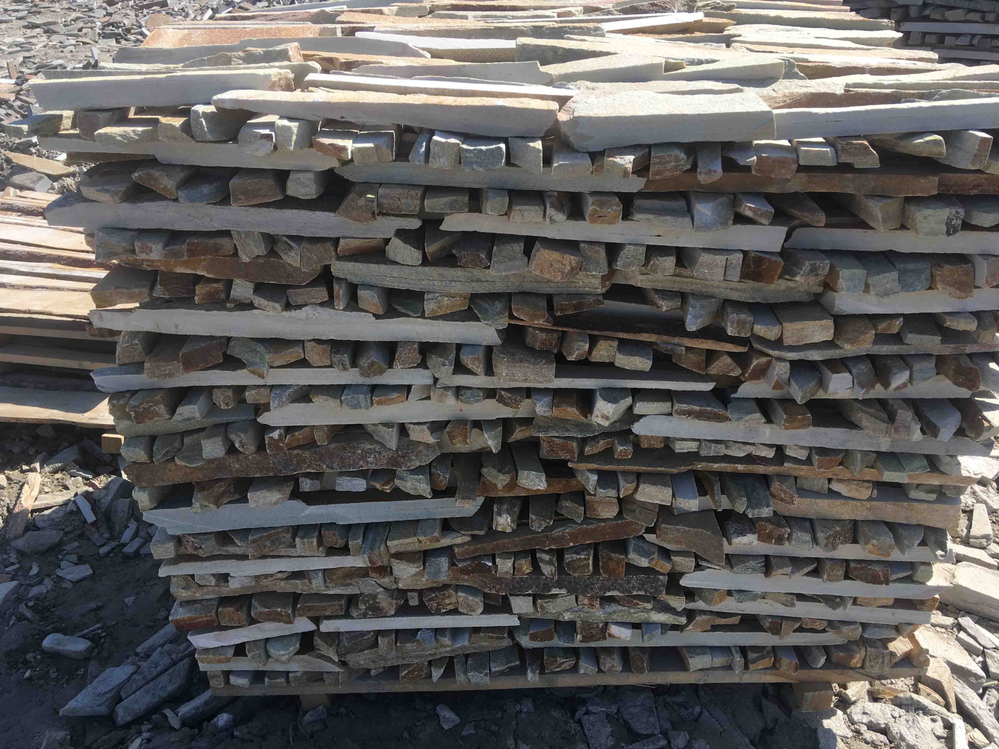 Горбушка златолит золотистый для облицовки купить в Клине