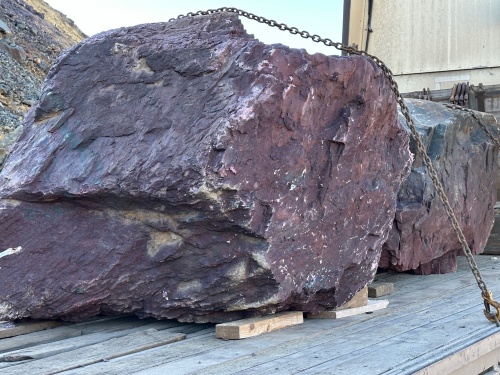 Огромные красно-фиолетовые валуны для ландшафтного дизайна весом более 5 тонн купить в Клине