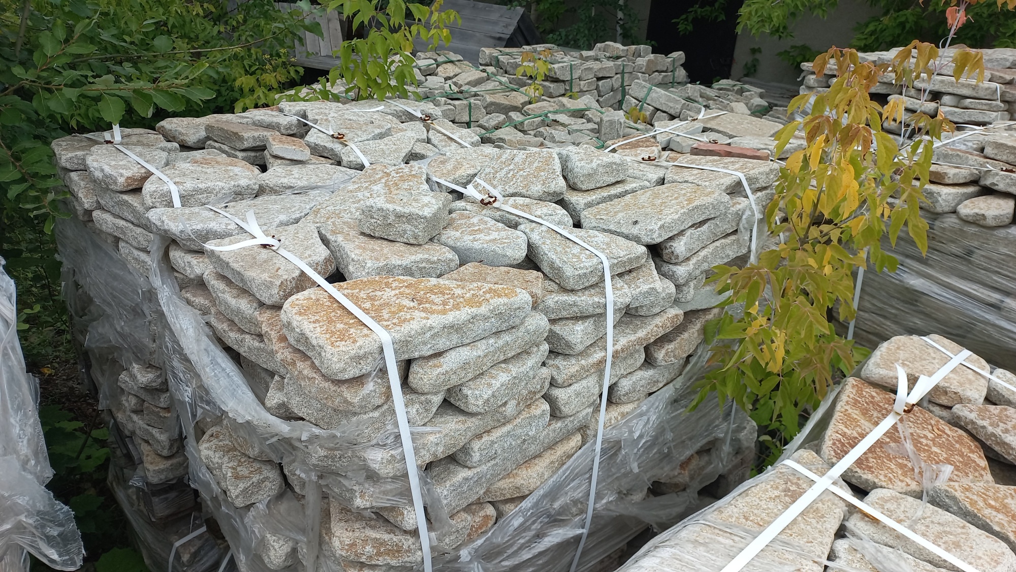 Плитняк галтованный гранитный для ландшафтного дизайна купить в Клине