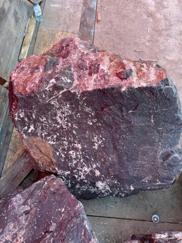 Камни для ландшафтного дизайна красно-фиолетовые 10-60 килограмм купить в Клине