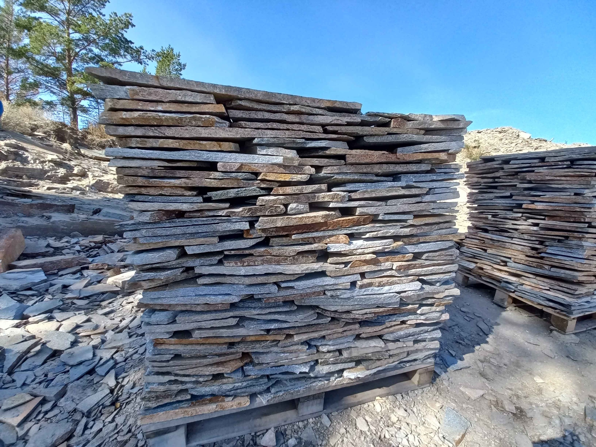 Плитняк златолит серебристый для фасада купить в Клине