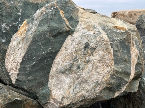 Гигантские зелёные валуны для ландшафтного дизайна весом более 5 тонн купить в Клине