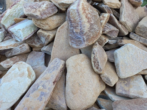 Златолит жёлтый, жёлто-зелёный глыбки и валуны для ланшафтного дизайна купить в Клине