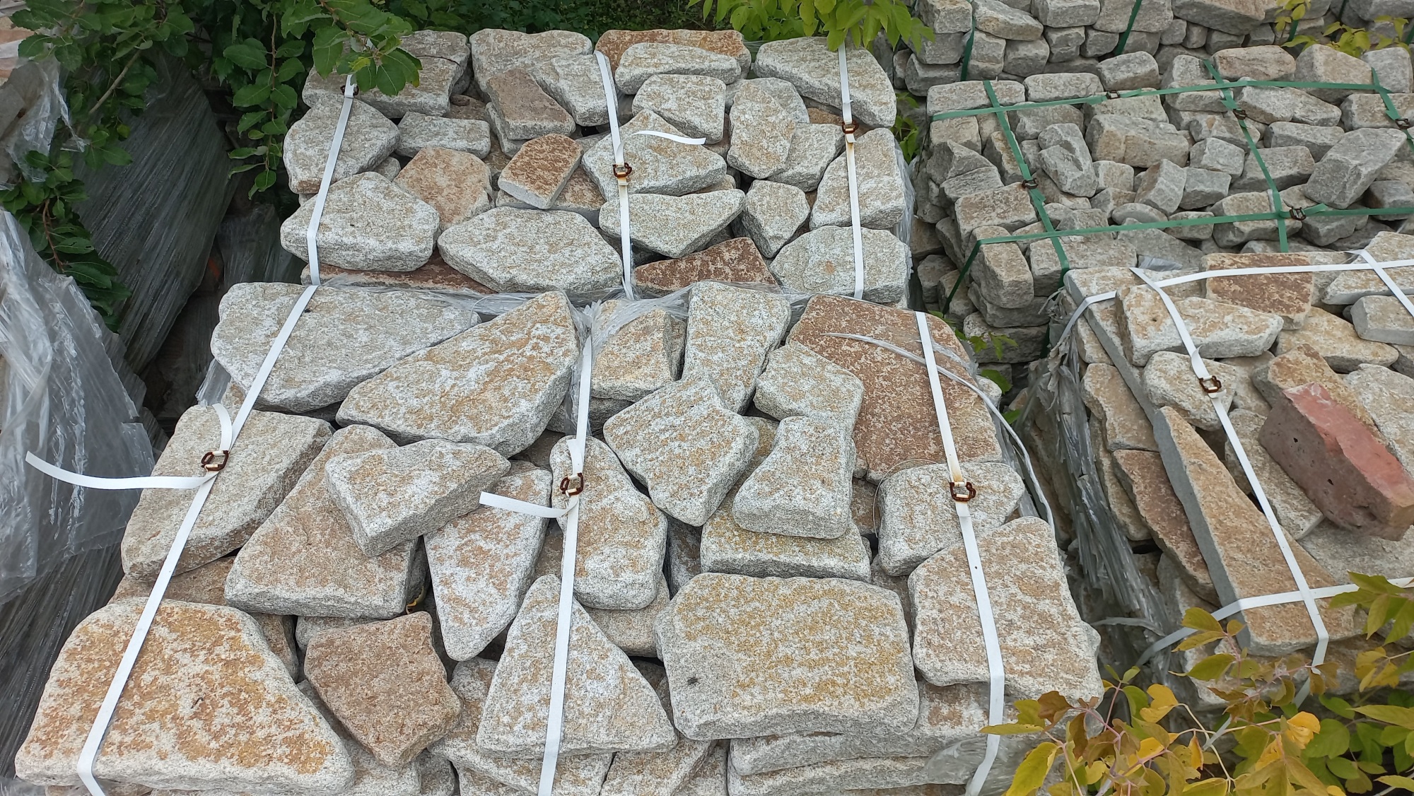 Гранитный плитняк галтованный для мощения купить в Клине