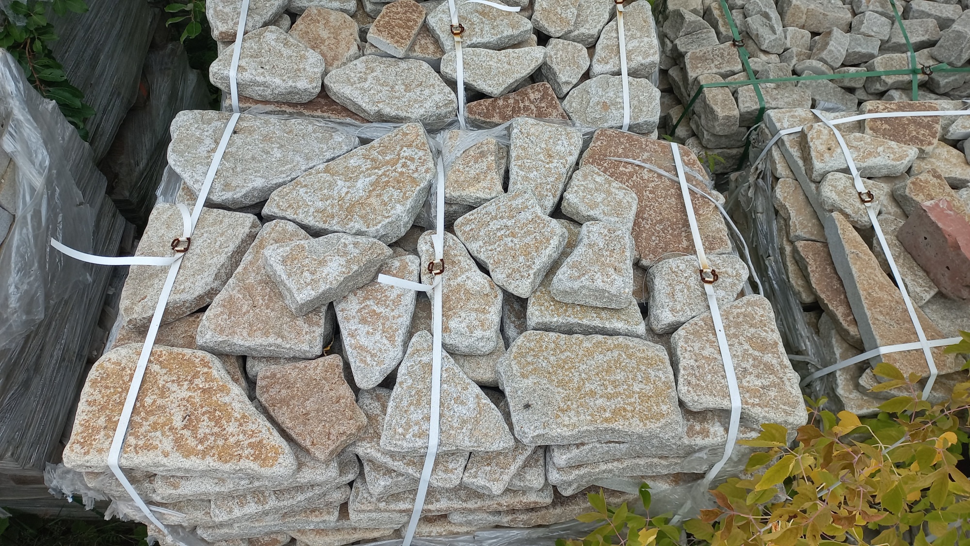 Плитняк галтованный гранитный для ландшафтного дизайна купить в Клине