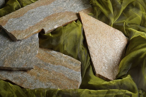 Плитняк златолит Уральский для цоколя, отмостки купить в Клине