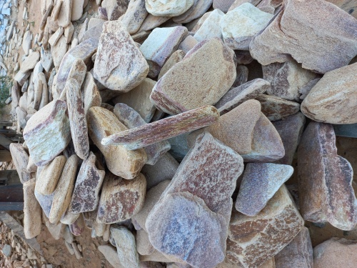 Златолит жёлтый, жёлто-зелёный глыбки и валуны для ланшафтного дизайна купить в Клине