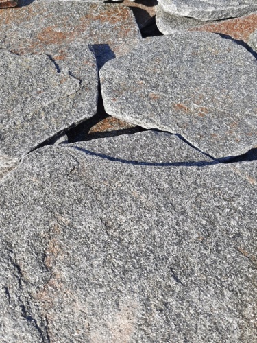 Златолит серебристый галтованный для лестниц купить в Клине